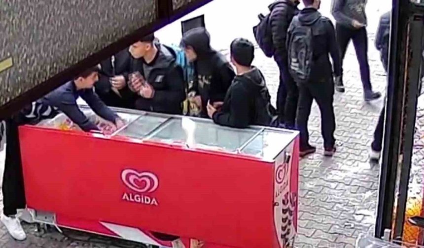 Öğrenciler dondurmaları montlarına gizleyip çaldı