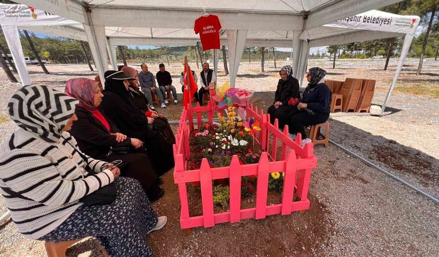 Okul saldırısında hayatını kaybeden Almina'nın mezarı pembeye boyandı