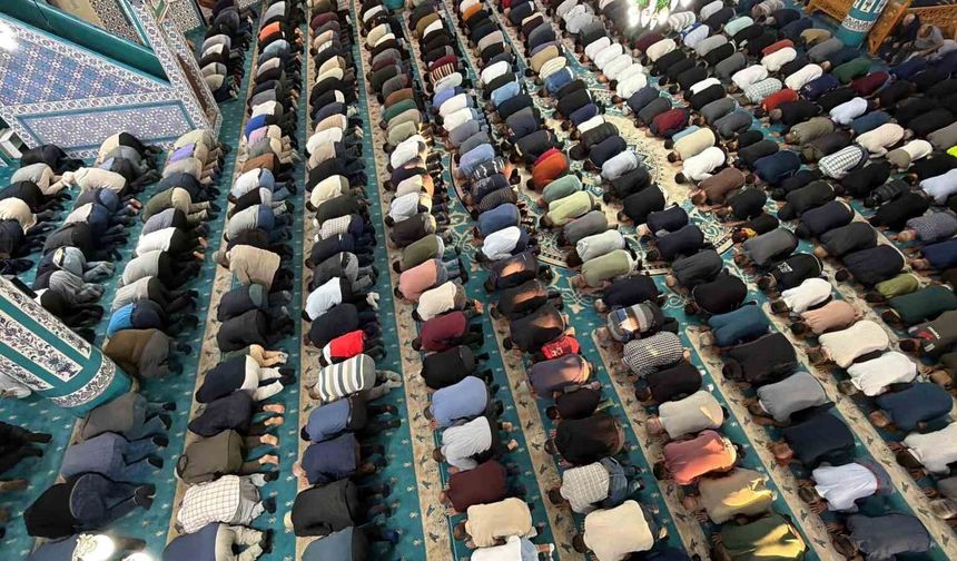 Osmaniye'de bayram namazında camiler doldu, vatandaşlar protokolle bayramlaştı