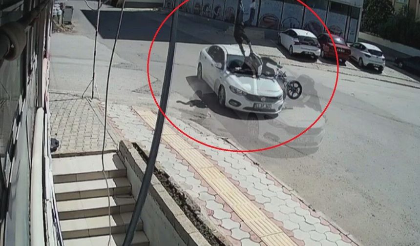 Otomobile ok gibi saplanan motosikletteki 2 kişinin havaya savrulduğu anlar kamerada