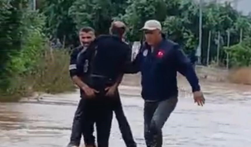 Sele kapılan şahsı mahalle sakinleri kurtardı