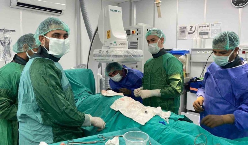 Tarsus Devlet Hastanesi'nde şoklama özellikli kalp pili takıldı