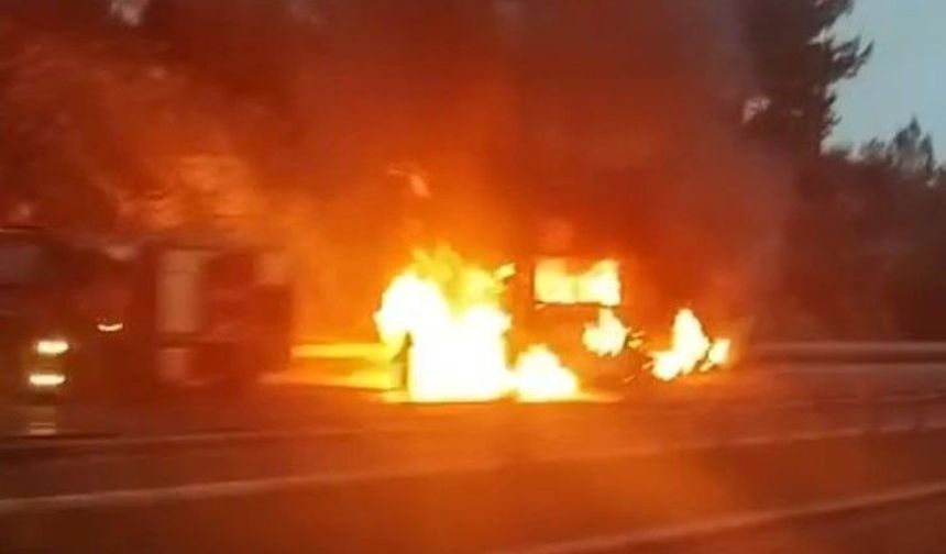 Tarsus'ta Yolcu otobüsü alev alev yandı