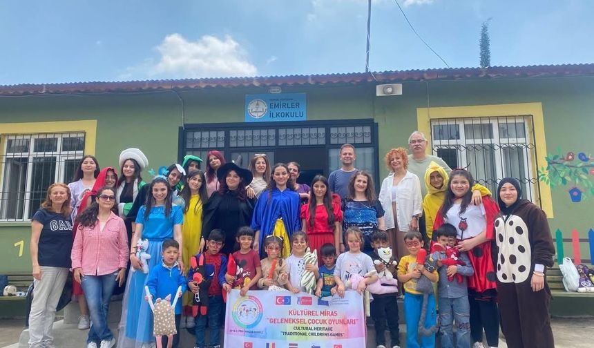Liselilerden Köy Okullarına Tiyatro Sürprizi