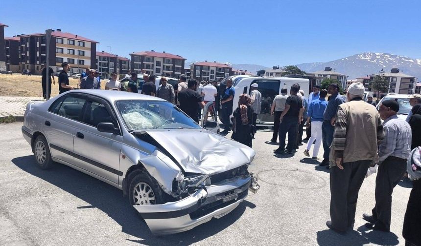 Erzincan'da Korkutan Kaza: Kamyonet Devrildi