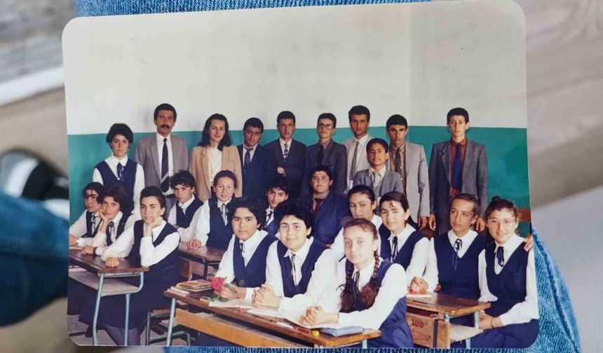 45 yıllık öğretmeni eşinin emeklilik sürprizi gözyaşlarına boğdu