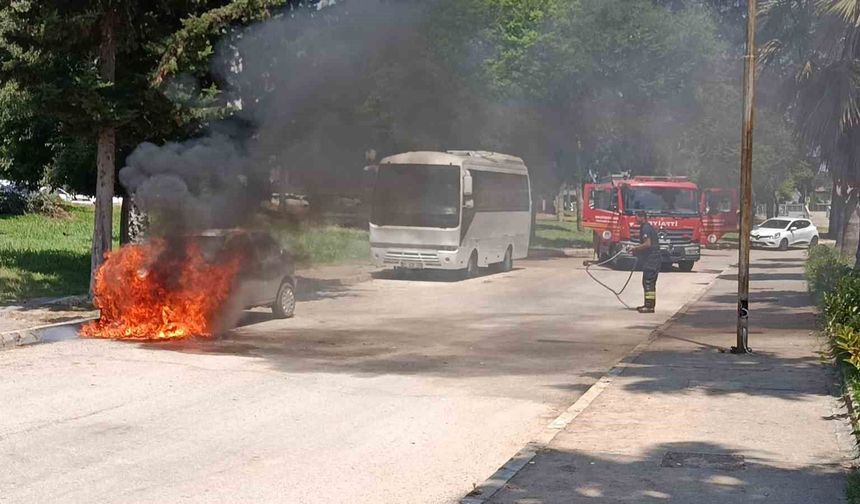Adana merkezinde korku dolu anlar: Parktaki otomobil patladı!