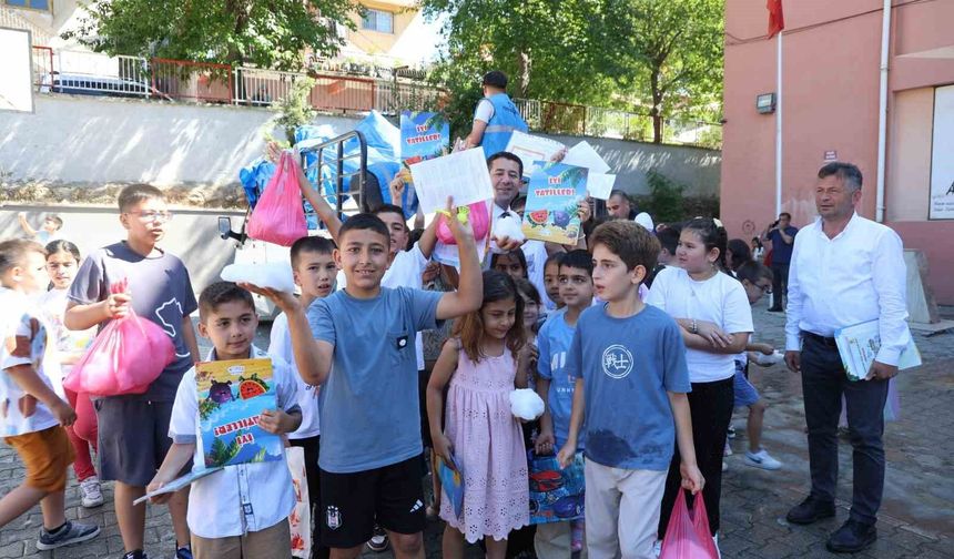 Adana'da 40 derece sıcağı unutturan karne hediyesi