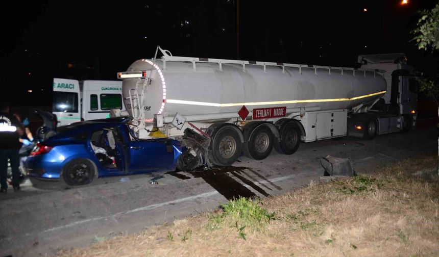 Adana'da otomobil tıra çarptı: 1 ölü, 2 yaralı