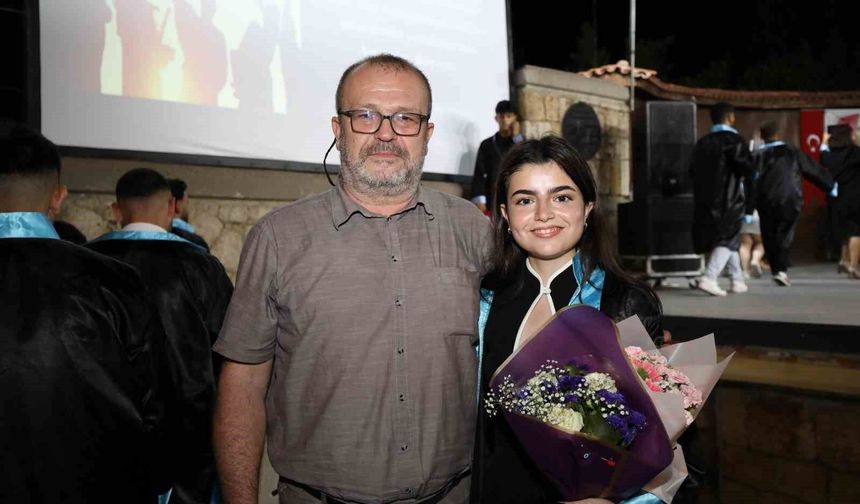 Babasından ilham aldı, 59 erkek öğrenci arasından tek kız öğrenci olarak mezun oldu