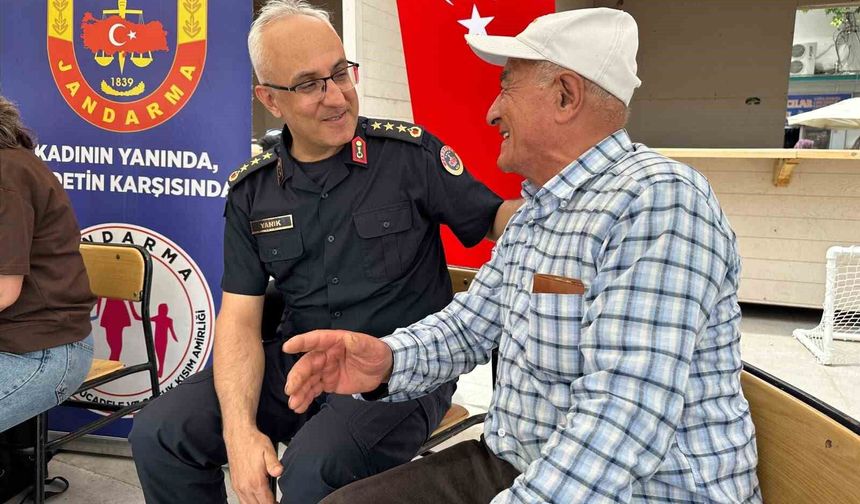 Burdur'da jandarmanın 187'nci kuruluş yıl dönümünü vatandaşlarla kutladı