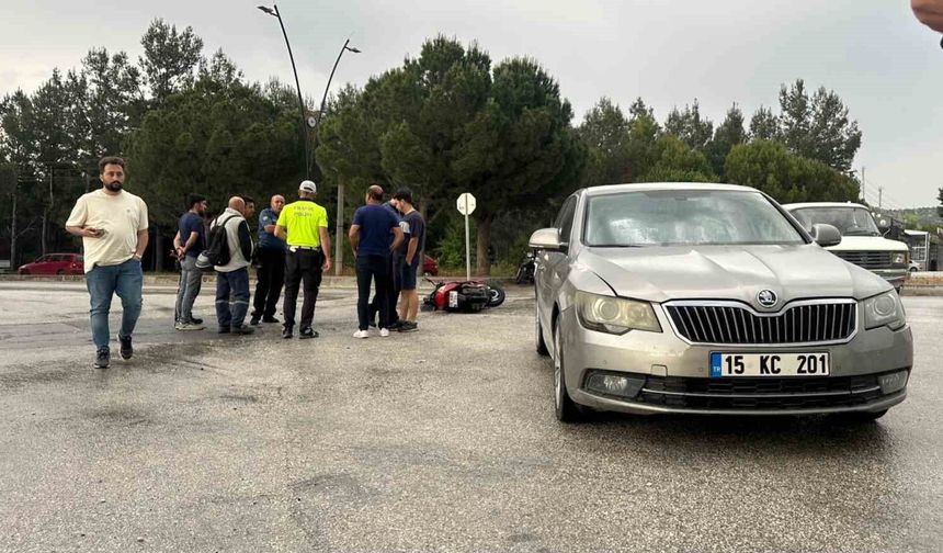Burdur'da motosiklet ile otomobil çarpıştı: 1 yaralı
