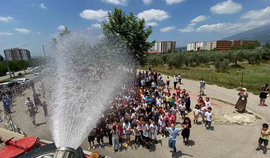 Düziçi'nde karne şenliği: İtfaiye çocukları böyle serinletti
