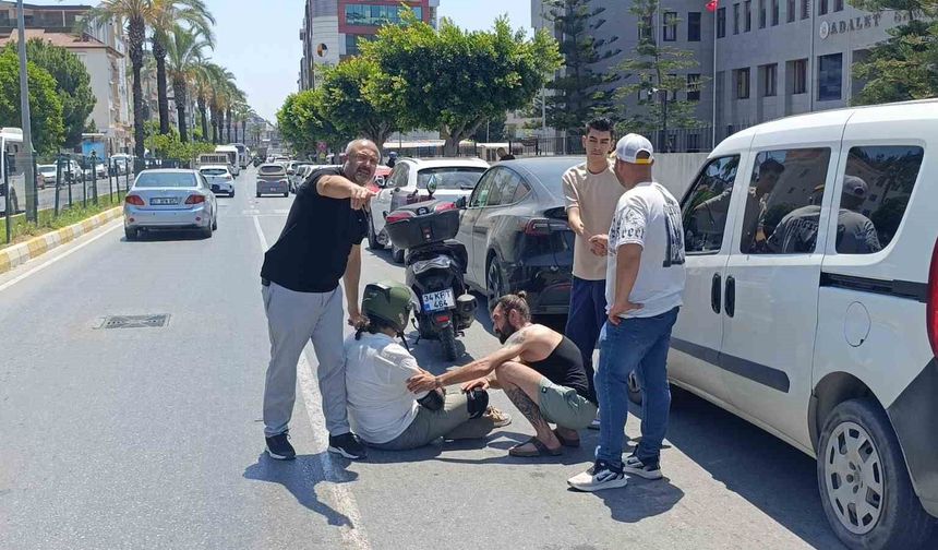 Elektrikli otomobille çarpışan motosikletli yaralandı