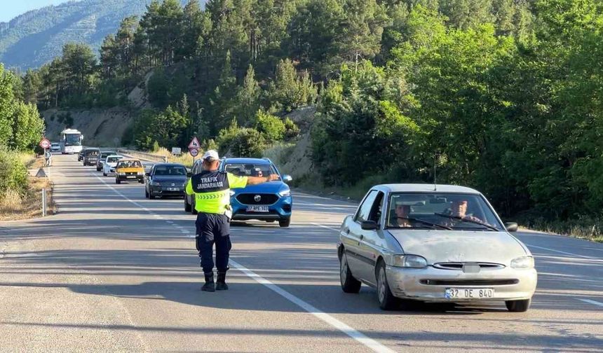 Isparta-Antalya kara yolunda jandarmadan kesintisiz denetim