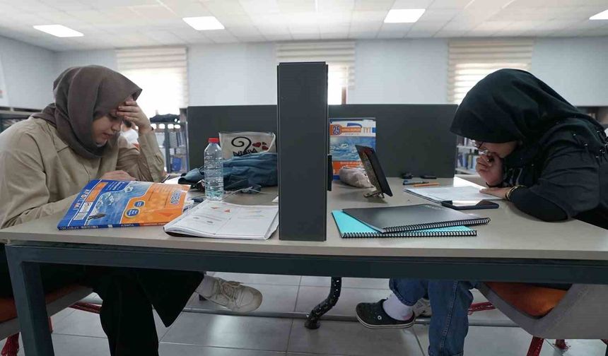 Kahramanmaraş kütüphanelerinde gençler sınava hazırlanıyor