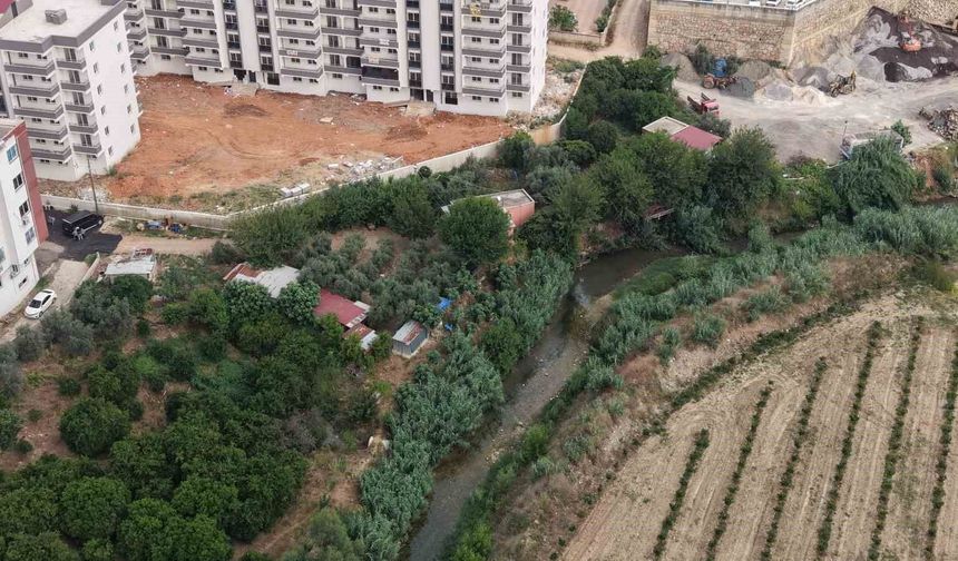 Kanalizasyonu akarsuya bağladılar, mahalle sakinleri sokağa çıkamıyor