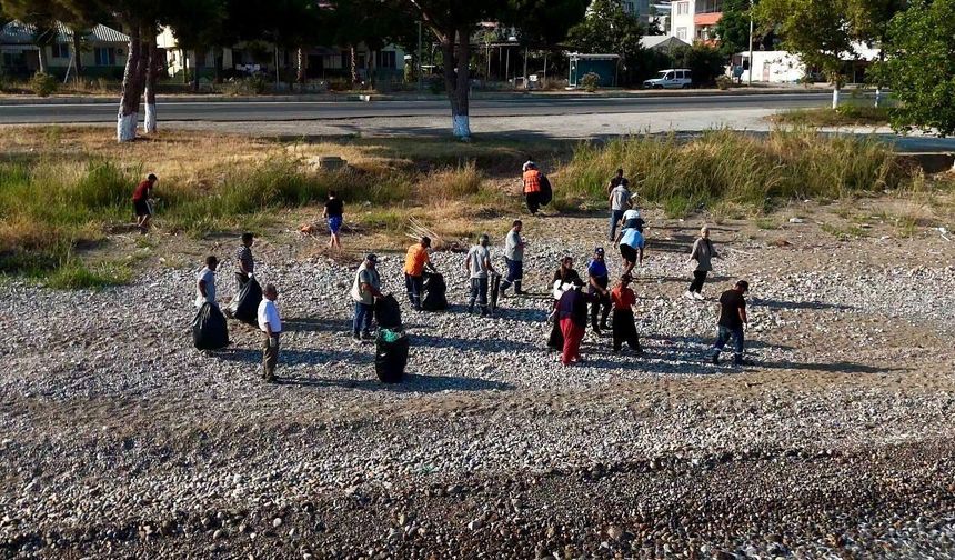 Mersin'de gençlerden alkışlanacak hareket: Sahili temizlediler
