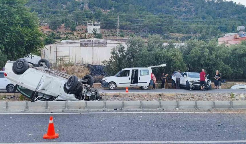 Mersin'de kaza yapan otomobil takla attı: 2 yaralı