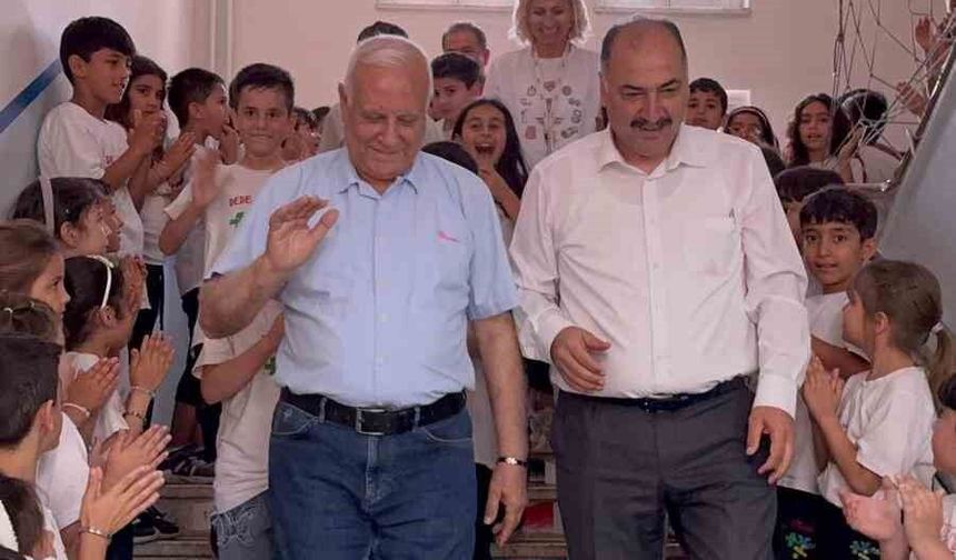 Osmaniye'de 44 yıllık öğretmen çiçekler ve meşalelerle emekliliğe uğurlandı