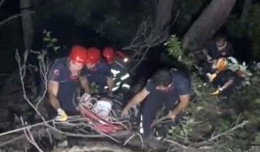 Otomobil uçuruma yuvarlandı: 3 yaralı 100 metrelik uçurumdan kurtarıldı