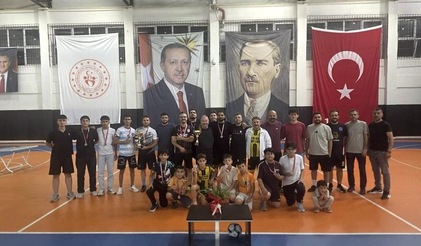 Pozantı'da ilk kez düzenlenen ayak tenisi turnuvası yoğun ilgi gördü