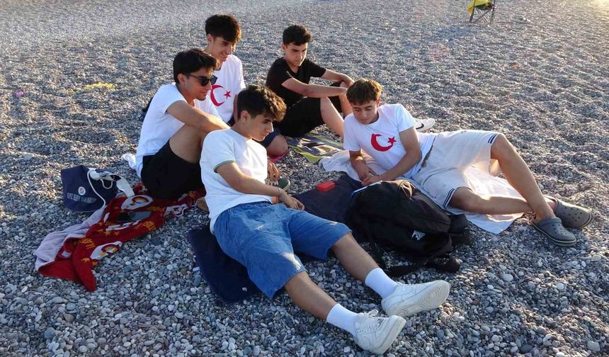 YKS nedeniyle dev ekranlar kurulmadı, milli maç heyecanı Konyaaltı Sahili'ne taşındı