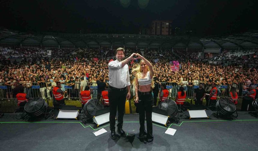 YKS sonrası gençler Derya Uluğ konserinde buluştu