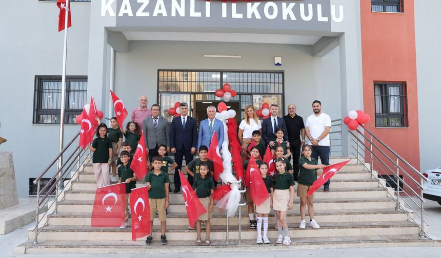 Mersin'de karne dağıtan başkandan çocuklara ekran uyarısı