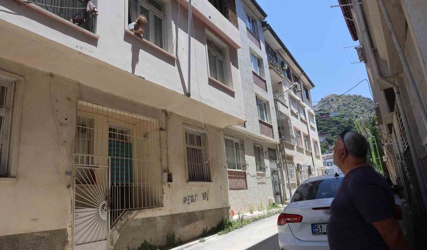 Alzaymır hastası yaşlı kadının 'Allah'ım beni kurtarın, korkuyorum ve kimsem yok' bağrışları mahallenin vicdanını sızlatıyor