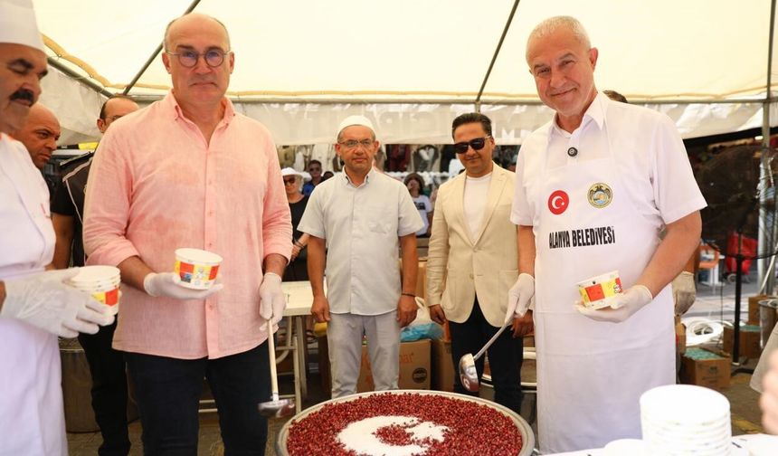 Başkan Özçelik kazanın başına geçip vatandaşlara aşure ikram etti