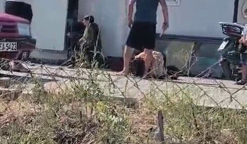 Dehşete düşüren görüntü: Karısını evlatlarının gözü önünde bıçakla yere yatırıp hunharca dövdü