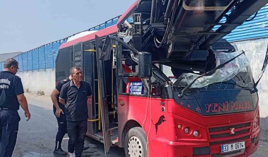 Mersin'de minibüs ile vinç çarpıştı: 1 yaralı