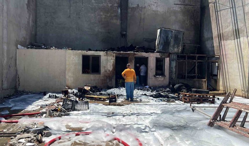 Mersin Hali'nde çatı tadilatı yangınla bitti