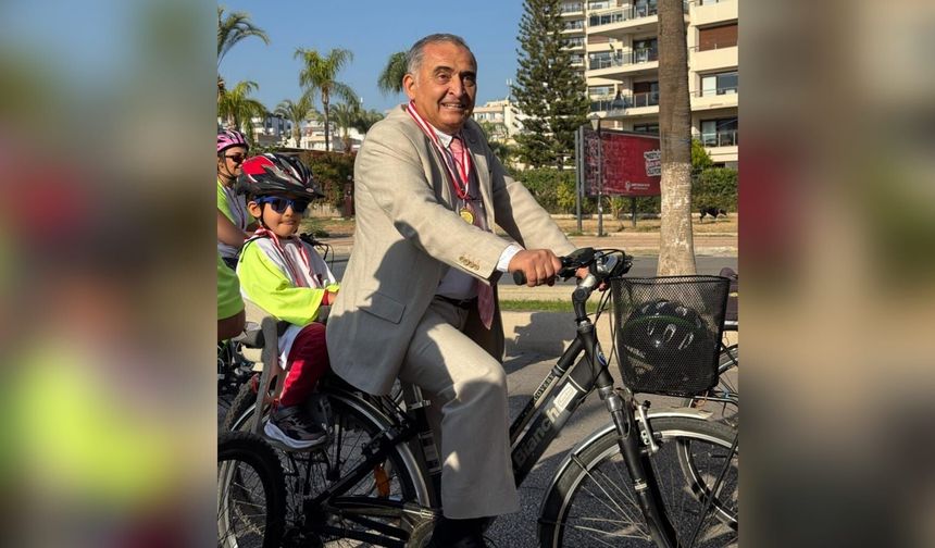 Çarşının Bisikletli Başkanı Herkesi Şaşırtıyor