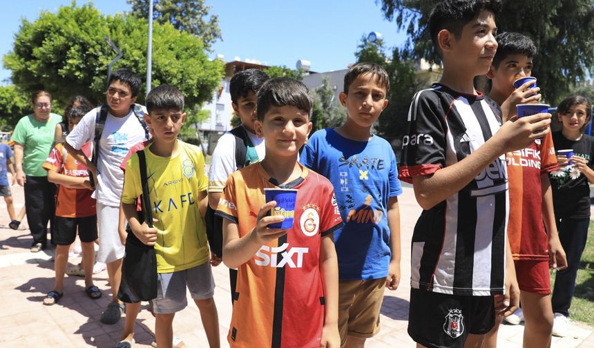 Mersin’de Vatandaşlara Buz Gibi Limonata İkramı