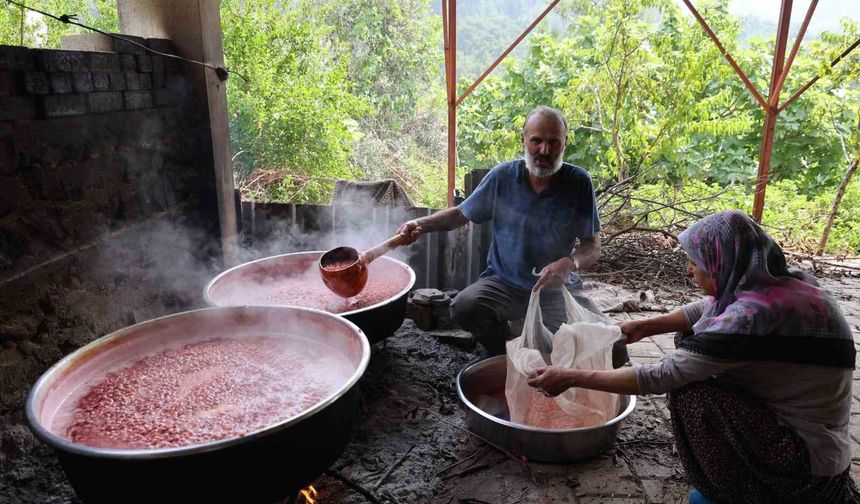 Adana'da kara kazanlarda kızılcık şerbeti mesaisi
