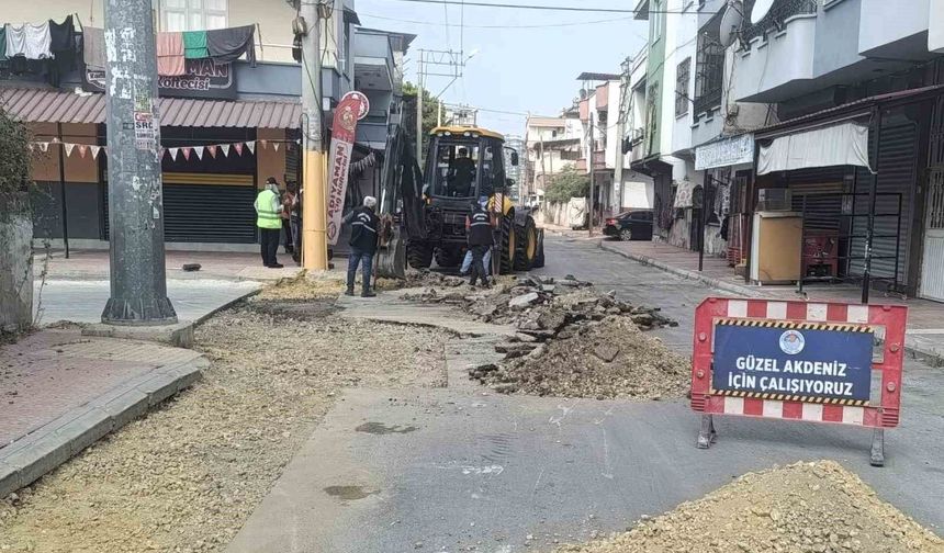 Akdeniz'de yeni yollar açılıyor, sokak ve kaldırımlar yenileniyor
