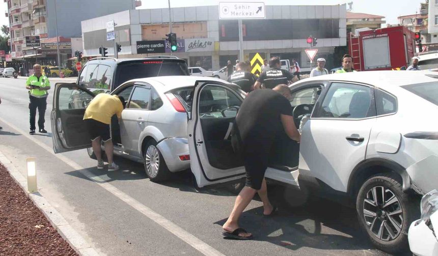 Antalya'da 5 aracın karıştığı zincirleme kazada 6 kişi yaralandı