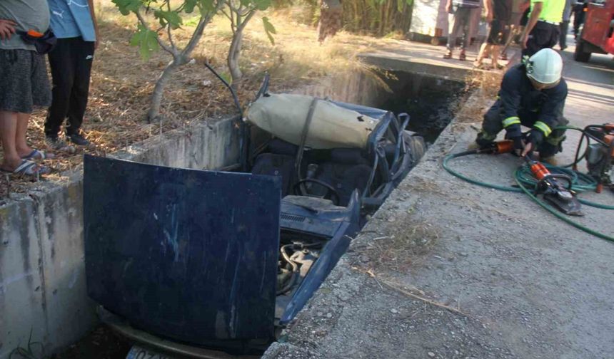 Antalya'da otomobil sulama kanalına düştü, sürücü yaralandı