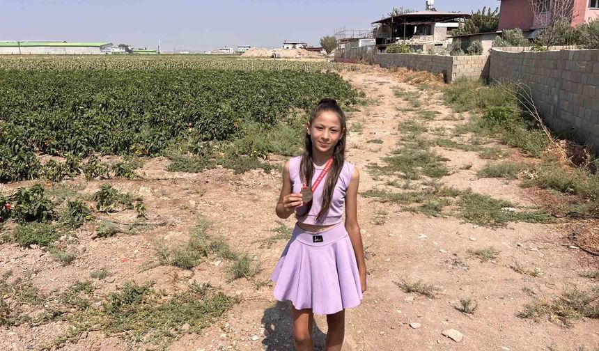 'Bir çocuk benim gibi hızlı koşmak ister' diyen 11 yaşındaki Süreyya, asfalt ve toprak yollarda antrenman yapıyor
