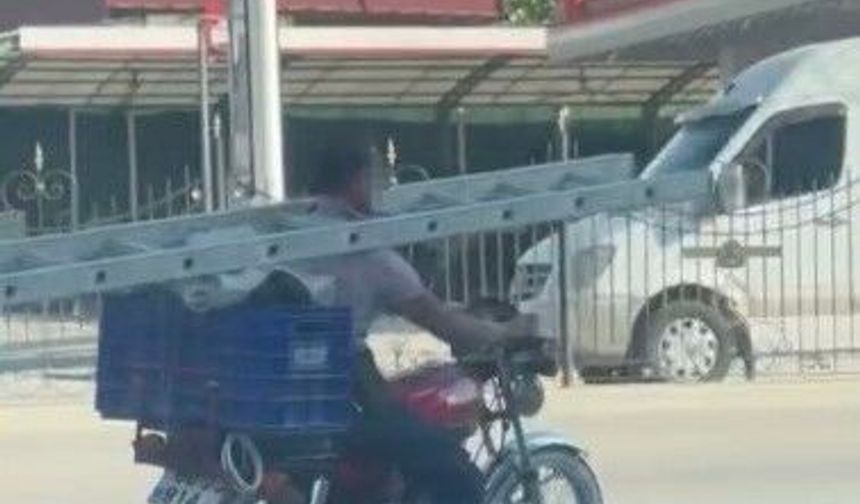 Boynunda merdivenle motosiklet kullandı