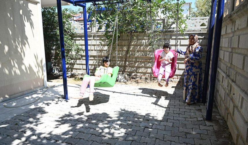 3 engelli kardeşin evinin bahçesine salıncak kuruldu