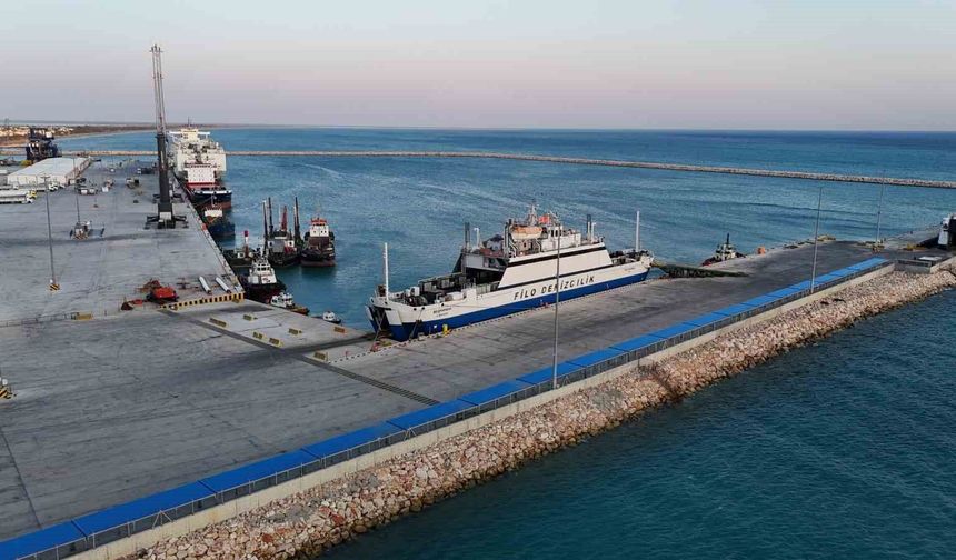 'Beşparmak' feribotu Taşucu Limanı'nda bekliyor