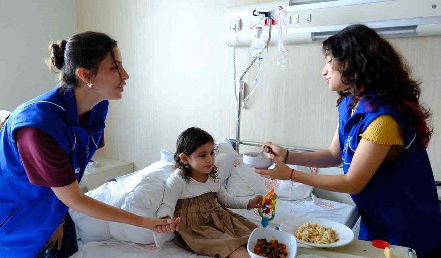Gönüllü gençler, hastaların gönüllerine dokundu