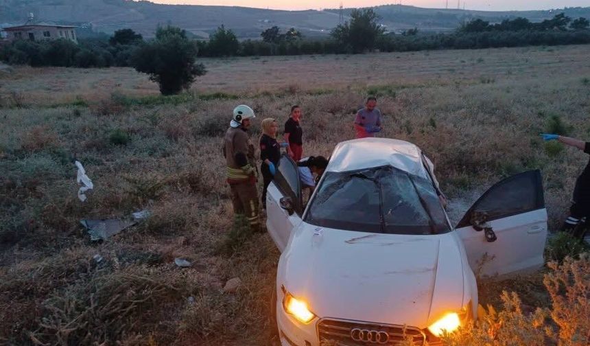 İskenderun'da otomobil tarlaya uçtu