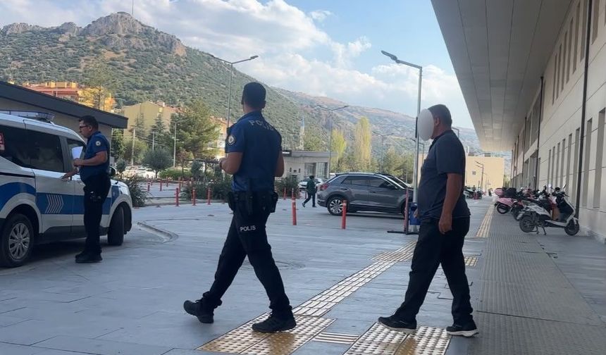 Komşular arasında araç park kavgası kanlı bitti: Baba oğul bıçaklandı