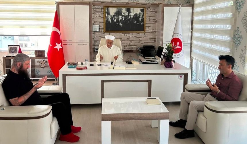 Kur'an-ı Kerim'den etkilenen Macar turist müslüman oldu