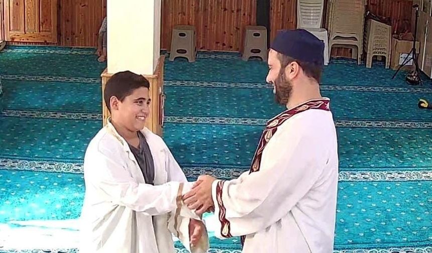 Namaz kılmaya gelen çocuğa imamdan sıcacık davranış