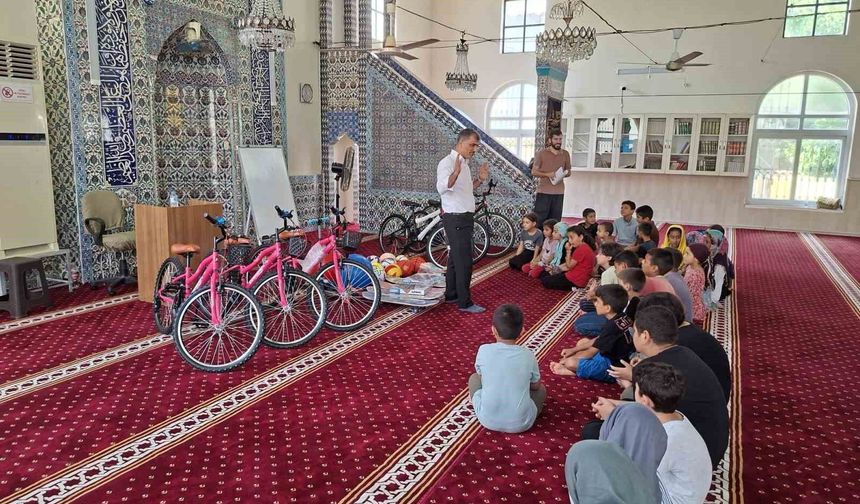 Yumurtalık'da Kur'an kursunu tamamlayan öğrencilere hediye